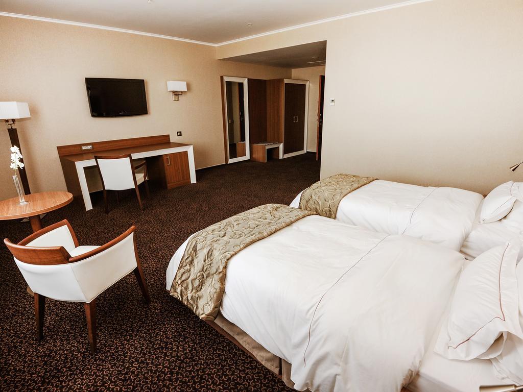 Premier Palace Spa Hotel Boekarest Buitenkant foto A room at the hotel