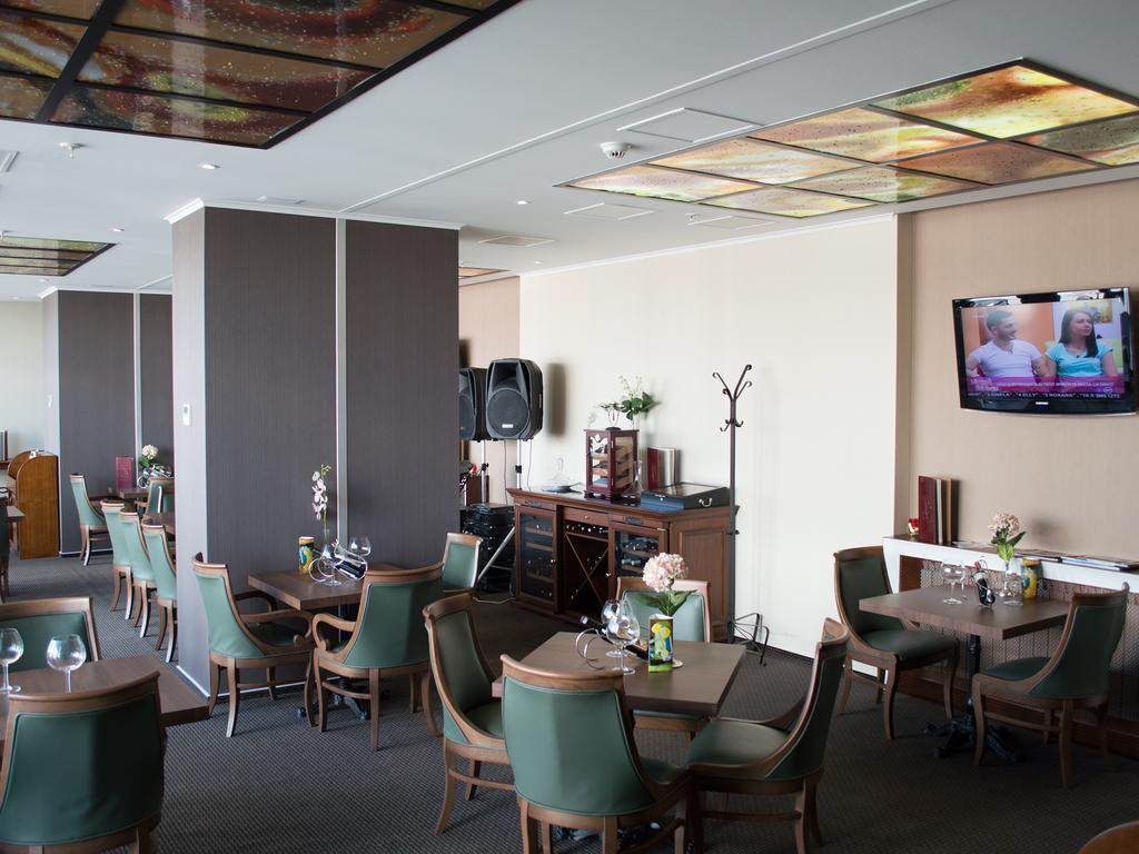 Premier Palace Spa Hotel Boekarest Buitenkant foto The lounge at the airport