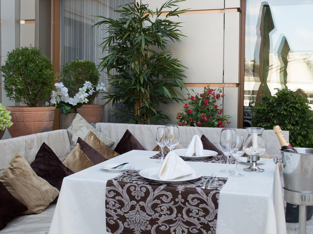 Premier Palace Spa Hotel Boekarest Buitenkant foto A table runner