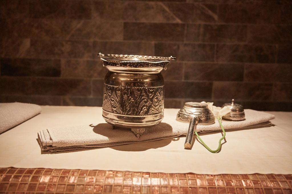 Premier Palace Spa Hotel Boekarest Buitenkant foto A silver bowl for drinking