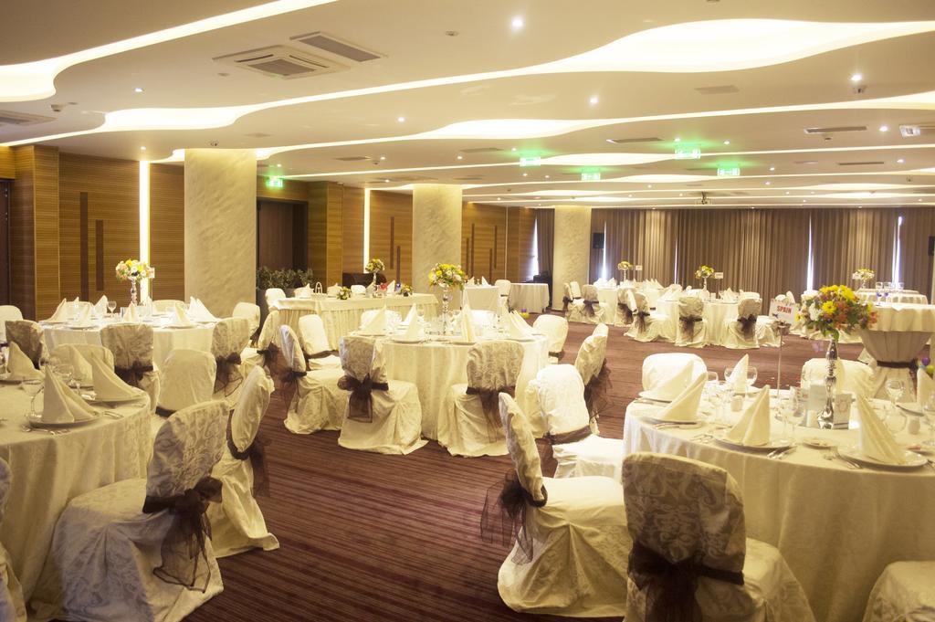 Premier Palace Spa Hotel Boekarest Buitenkant foto The ballroom of the hotel