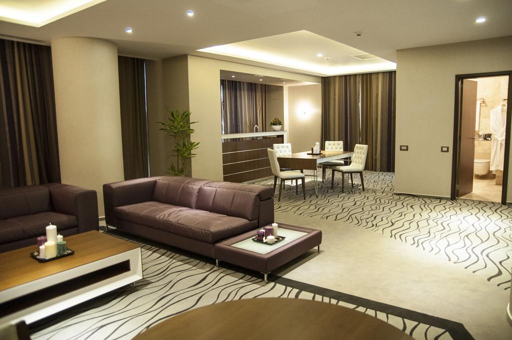 Premier Palace Spa Hotel Boekarest Buitenkant foto A suite at the hotel