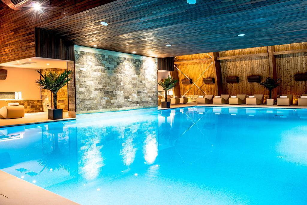 Premier Palace Spa Hotel Boekarest Buitenkant foto The swimming pool at the hotel