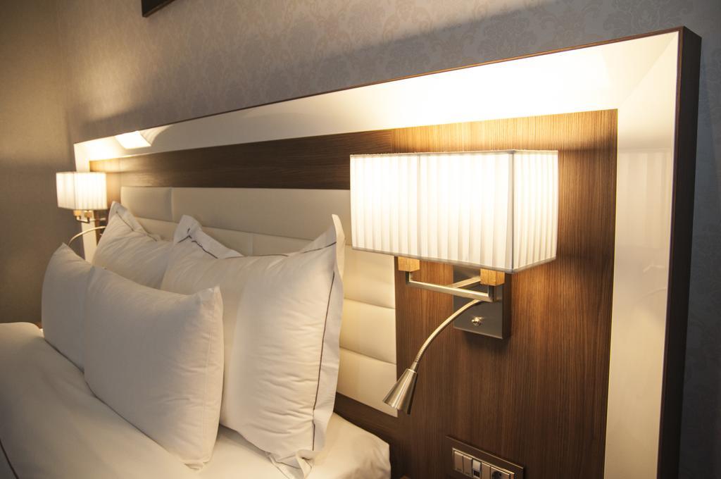 Premier Palace Spa Hotel Boekarest Buitenkant foto Wall mounted reading lights