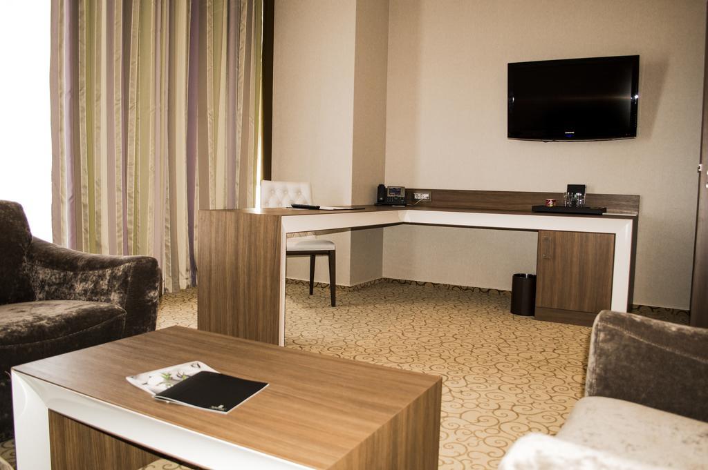 Premier Palace Spa Hotel Boekarest Buitenkant foto A room at the hotel