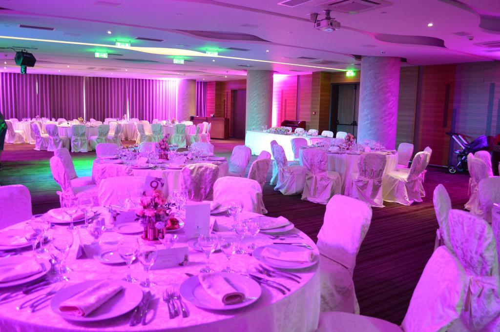 Premier Palace Spa Hotel Boekarest Buitenkant foto The ballroom at the Hilton London Heathrow