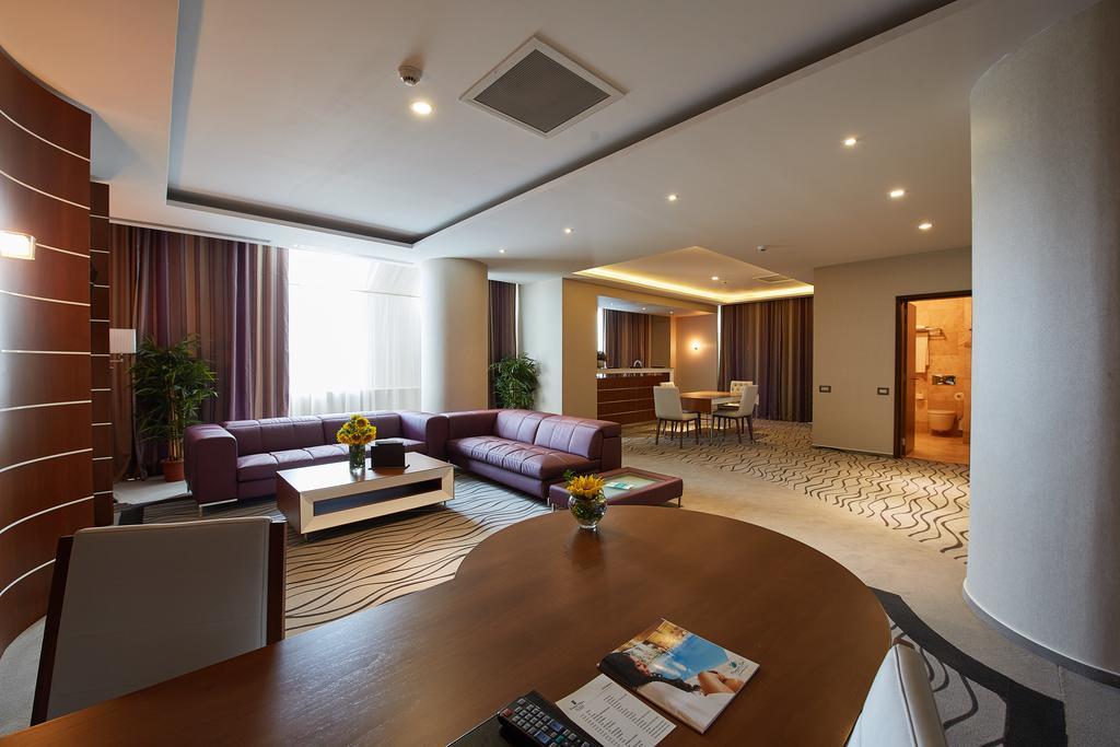 Premier Palace Spa Hotel Boekarest Buitenkant foto Suite at the Radisson Blu Hotel, Baku