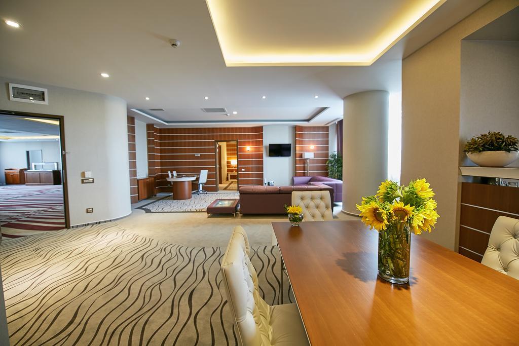 Premier Palace Spa Hotel Boekarest Buitenkant foto A suite at the hotel