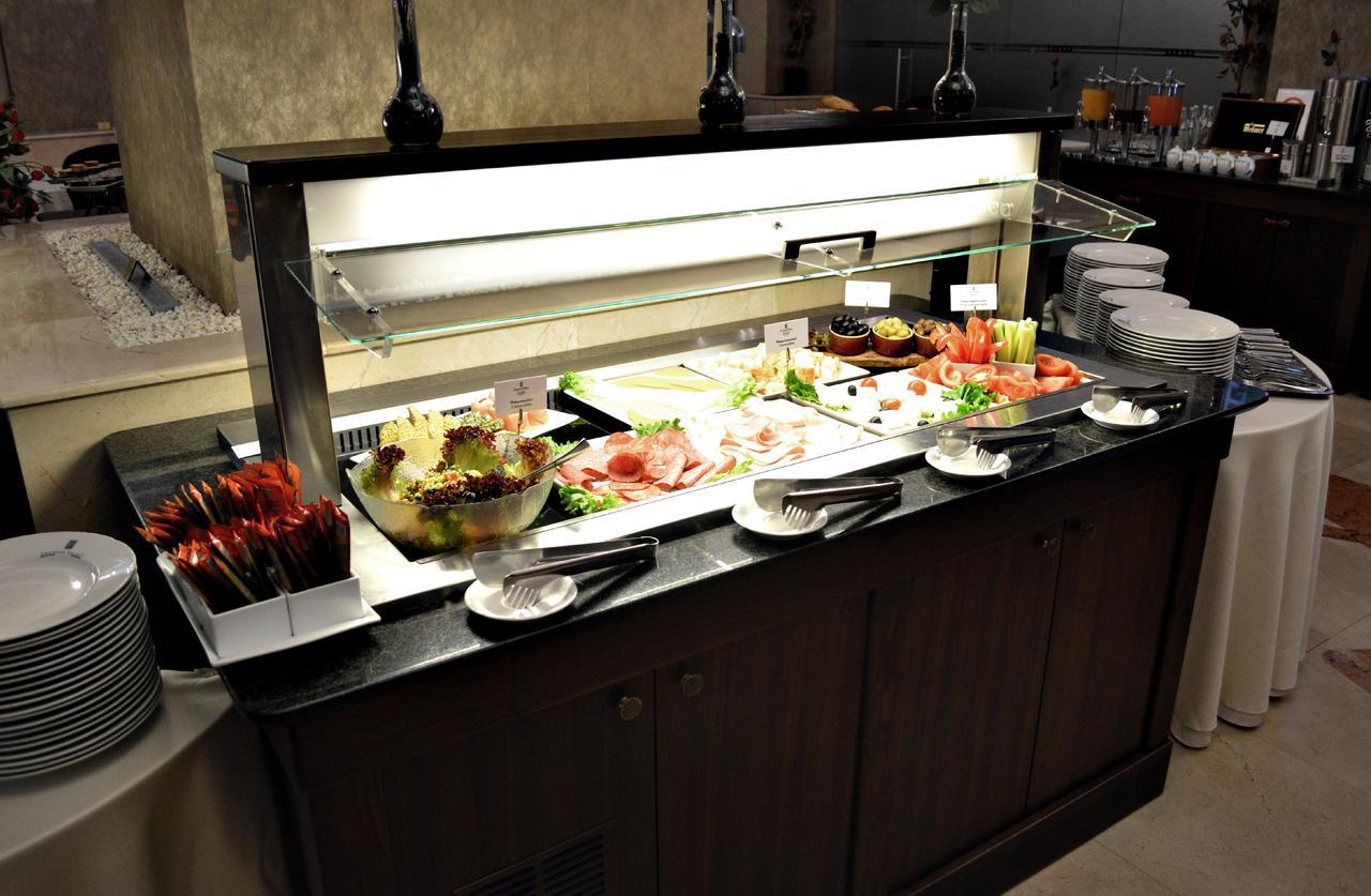 Premier Palace Spa Hotel Boekarest Buitenkant foto A salad bar